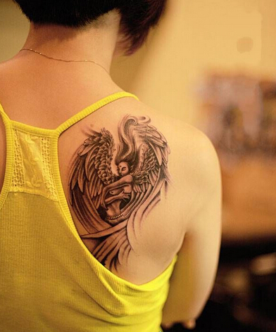 点击大图看下一张：女生肩背漂亮的天使纹身图案