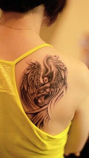 女生肩背漂亮的天使纹身图案