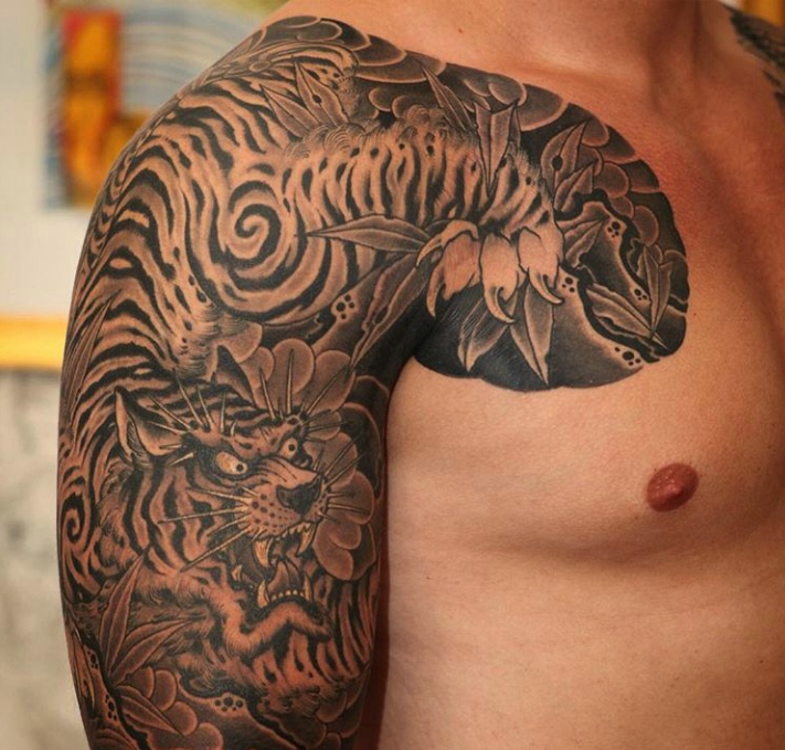 点击大图看下一张：男性传统半甲老虎纹身