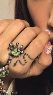 蔡依林时尚手指纹身图片