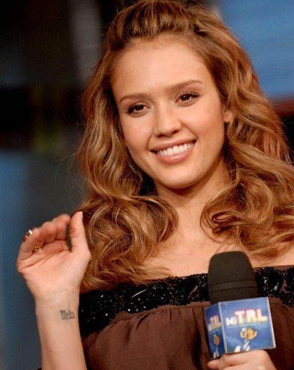 点击大图看下一张:杰西卡阿尔芭手臂可爱时尚纹身