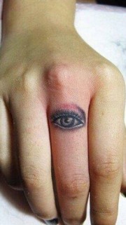 手指上个性的眼睛纹身