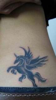 腰部素色带翅膀的天马纹身图案