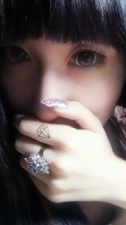 美女手指清新的钻石纹身