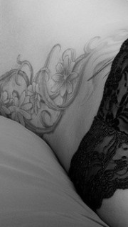 女生腰部花纹身图片