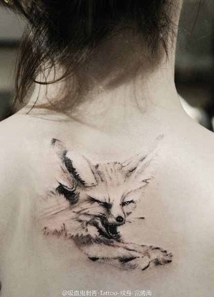 点击大图看下一张：纹在女性背部凶猛的狐狸