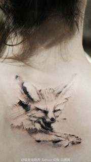 纹在女性背部凶猛的狐狸