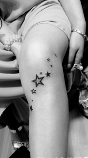美女膝盖上小星星纹身图案