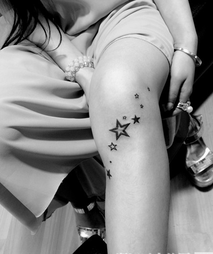 点击大图看下一张：美女膝盖上小星星纹身图案