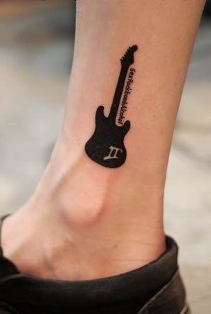 点击大图看下一张：男生脚踝个性吉他纹身图案