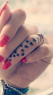 女性手指上的小星星纹身