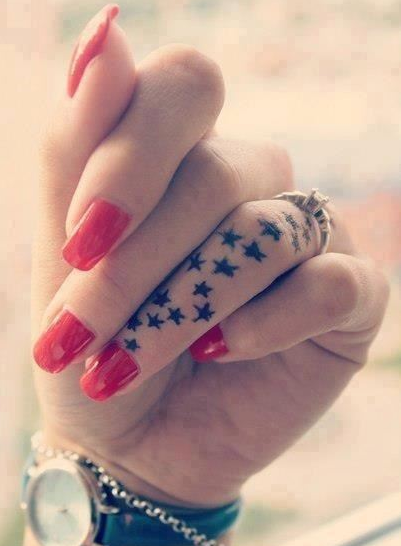 点击大图看下一张：女性手指上的小星星纹身