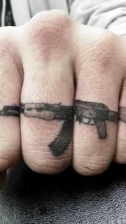 手指上组合的AK47纹身