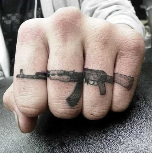 点击大图看下一张：手指上组合的AK47纹身