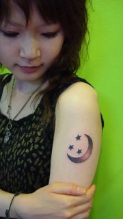小美女手臂星星和月亮纹身