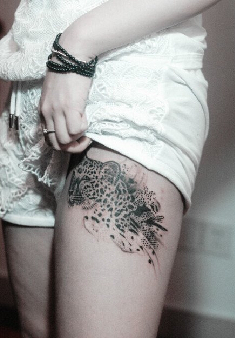 点击大图看下一张：女生大腿经性感的豹子头纹身