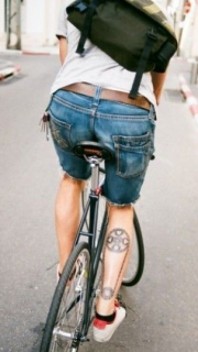 男生小腿自行车链条个性纹身