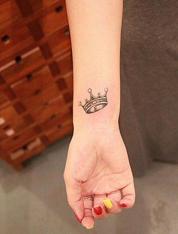 点击大图看下一张：女性手腕小巧的皇冠纹身图案