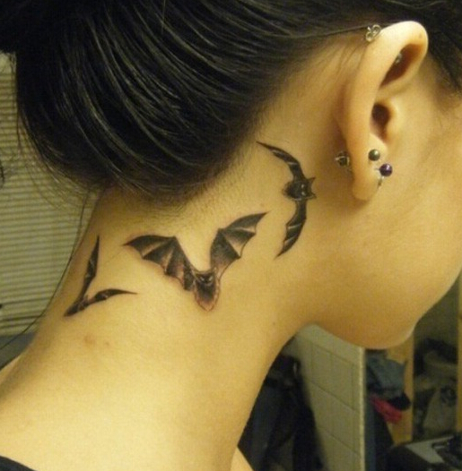 点击大图看下一张：女生脖子上个性的蝙蝠纹身