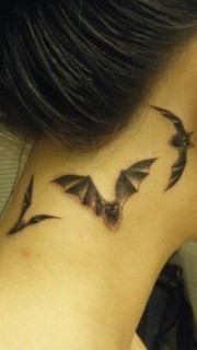 女生脖子上个性的蝙蝠纹身