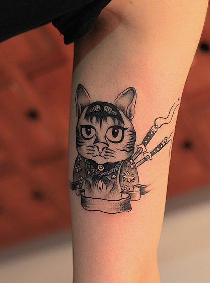 点击大图看下一张：手臂武士猫咪纹身图案