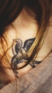 女生颈部漂亮唯美的燕子纹身