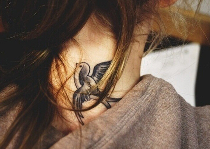 点击大图看下一张：女生颈部漂亮唯美的燕子纹身