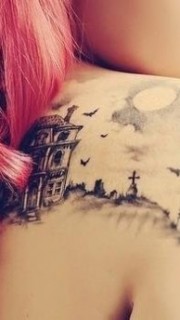 女生背部个性的城堡纹身
