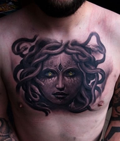 点击大图看下一张：欧美男胸前个性美杜莎纹身
