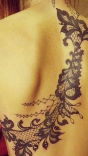 美女后背漂亮的蕾丝花纹纹身
