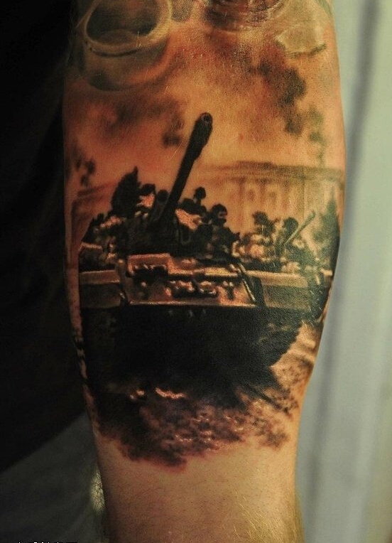 点击大图看下一张：老外手臂个性的坦克战场纹身