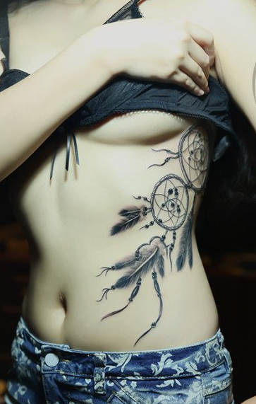点击大图看下一张:美女侧腰捕梦网纹身