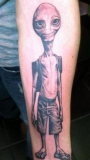 手臂个性的外星人纹身图案