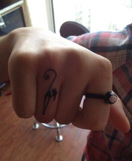 点击大图看下一张：女人手指小巧潮流的图腾猫咪纹身