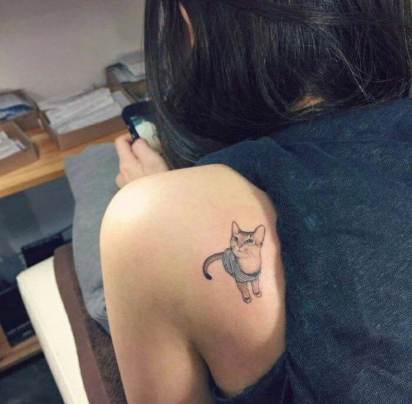 点击大图看下一张：女孩子肩背上可爱的小猫咪纹身
