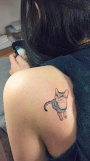 女孩子肩背上可爱的小猫咪纹身