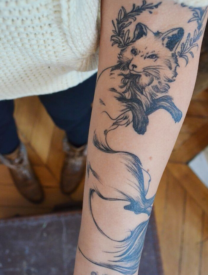 点击大图看下一张：手臂上简单黑灰狐狸纹身