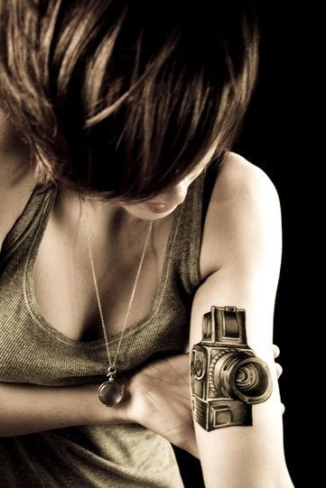 点击大图看下一张：美女手臂老式相机纹身