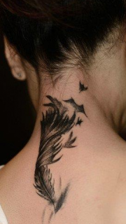 女生后脖子时尚潮流的羽化燕纹身图案