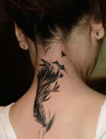 点击大图看下一张：女生后脖子时尚潮流的羽化燕纹身图案