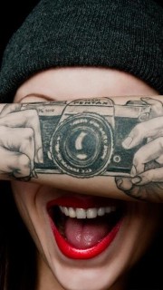 美女手臂个性创意照相机纹身