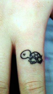 手指可爱的小乌龟纹身图案