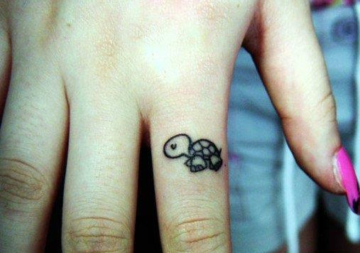 点击大图看下一张：手指可爱的小乌龟纹身图案