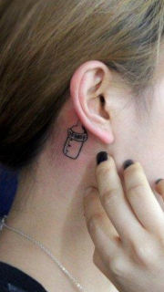 女性耳后小清新奶瓶纹身图案