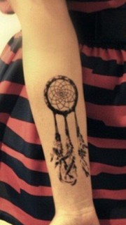 女性手臂手臂捕梦网纹身图案