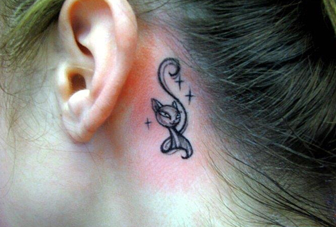 点击大图看下一张：女性耳后猫咪纹身图案