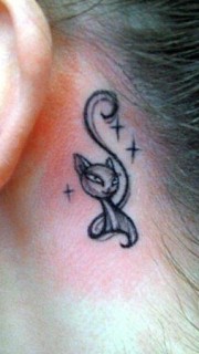 女性耳后猫咪纹身图案