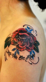 美女肩部彩色玫瑰花纹身图案