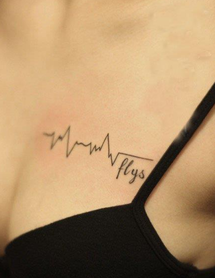 点击大图看下一张：靓女胸部风尚的心电图刺青图案