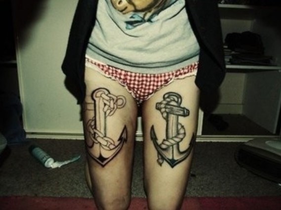 点击大图看下一张:女生腿部黑白锚欧美个性纹身